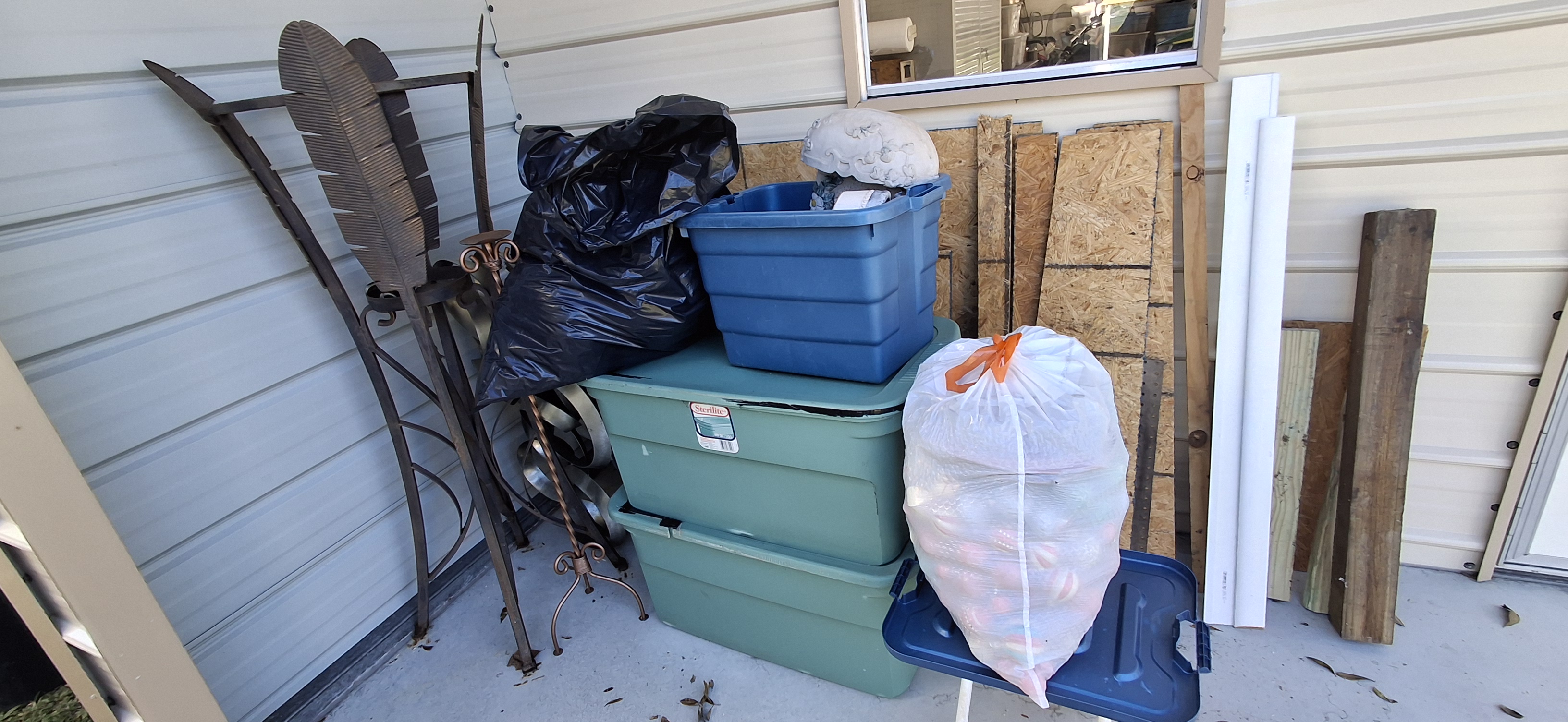 Junk removal team working in Bradenton